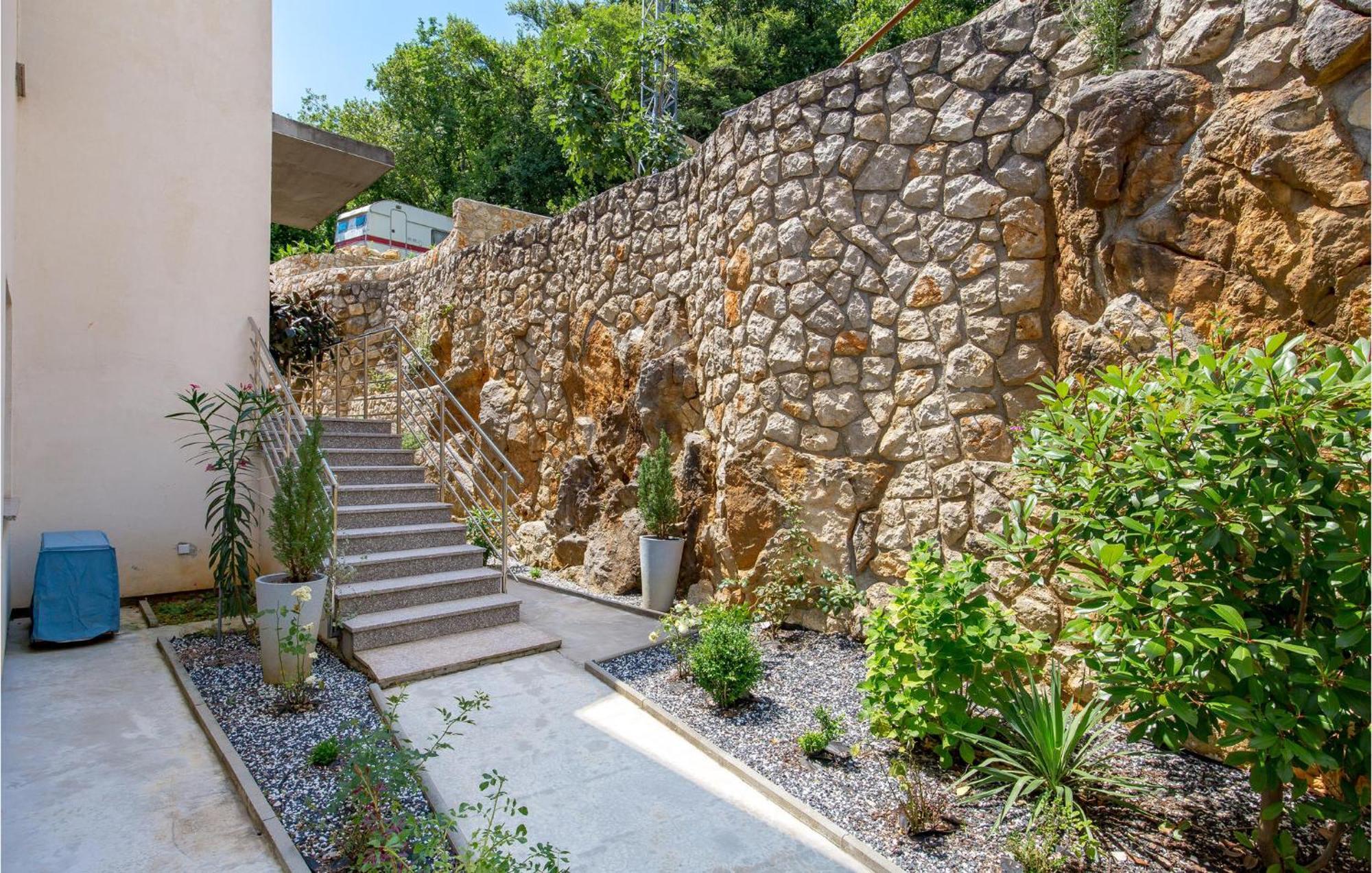 Stunning Apartment In Mošćenička Draga 外观 照片